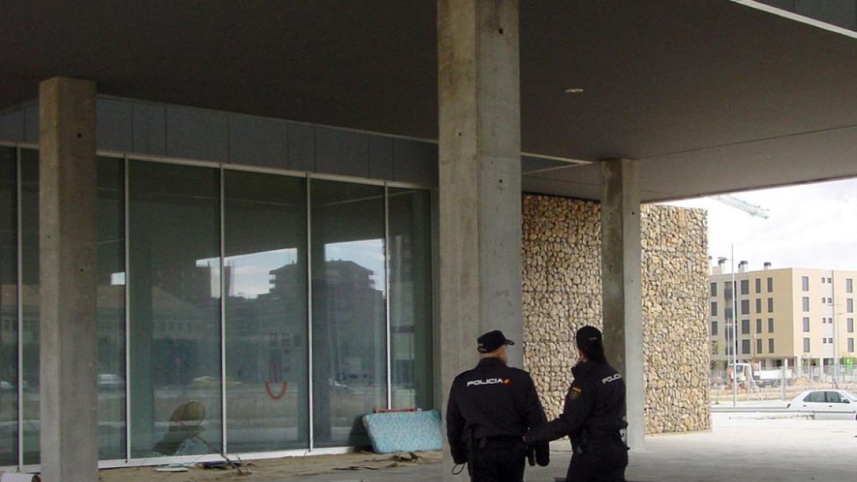 Miembros de la Policía Nacional inspeccionaron ayer el edificio, que todavía no está amueblado.-L.V.