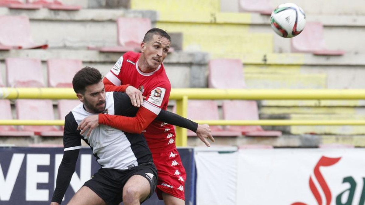 El ariete blanquinegro Adrián disputa un balón en el choque del pasado fin de semana en El Plantío.-Santi Otero