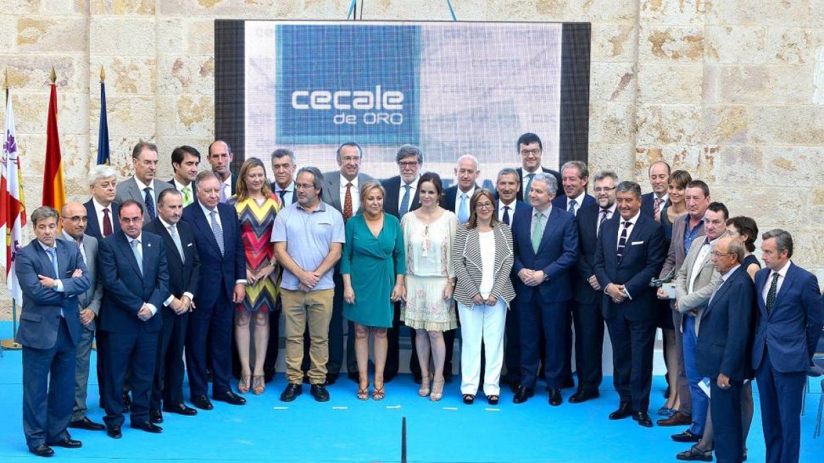 Los galardonados y el presidente de Cecale con la vicepresidenta de la Junta y la consejera de Hacienda, la presidenta de las Cortes, el delegado del Gobierno y el alcalde.-Ical
