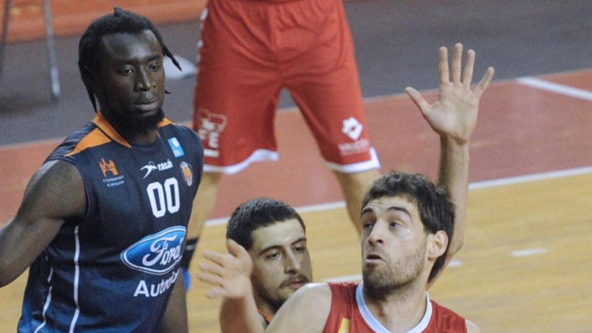 Tobar postea ante Cid en un lance del derbi.-ISRAEL L. MURILLO