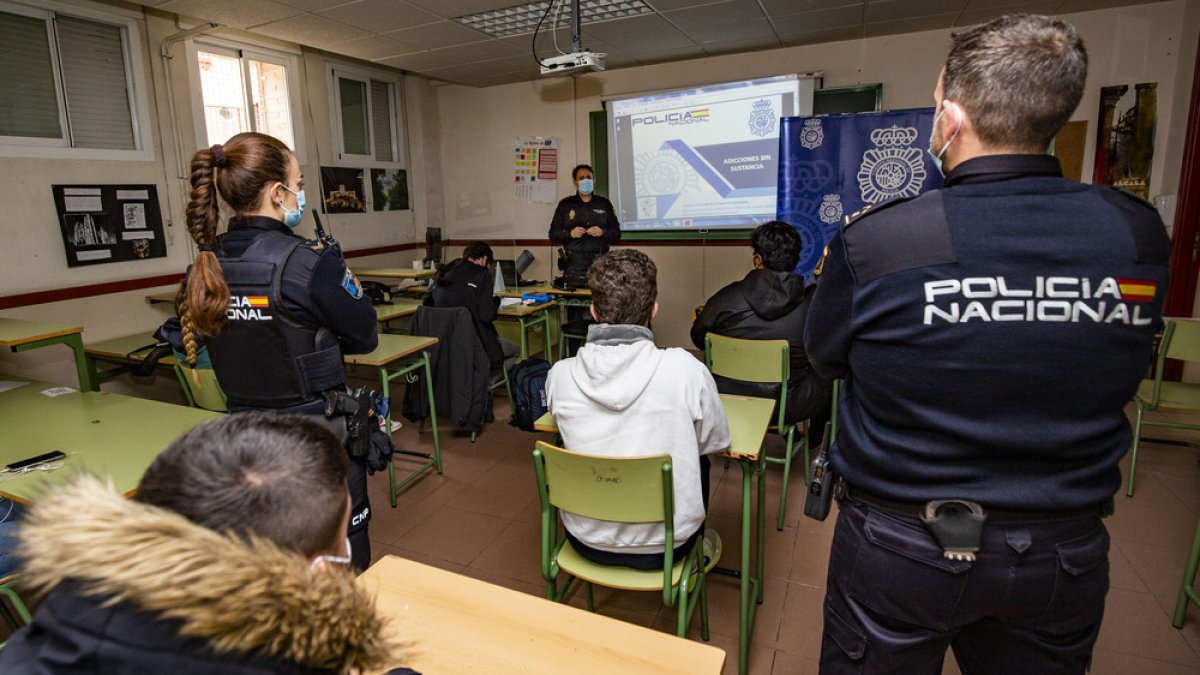 Charla de la Policía Nacional en un instituto. POLICÍA NACIONAL