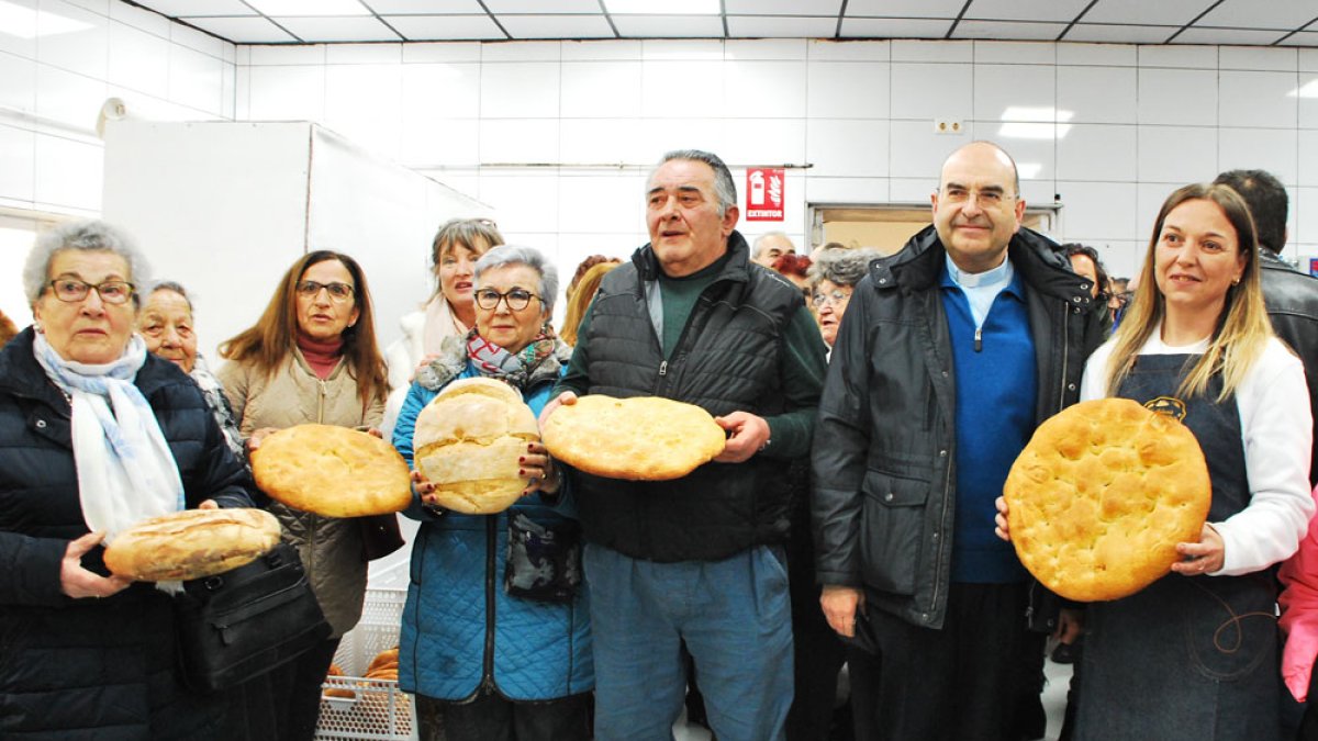 Muchos vecinos acudieron a la inauguración, en la que también Ernesto (centro) quiso desearle suerte a Laura (dch).