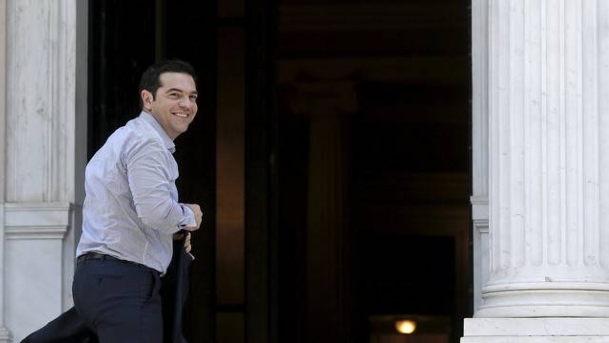 El primer ministro griego, Alexis Tsipras, a la llegada a su oficina este sábado.-Foto: REUTERS / ALKIS KONSTANTINIDIS