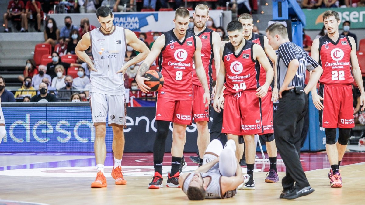 Nikolic se duele en el suelo después de sufrir un esguince de tobillo en el partido contra el Zaragoza. ACB PHOTO / E. CASAS