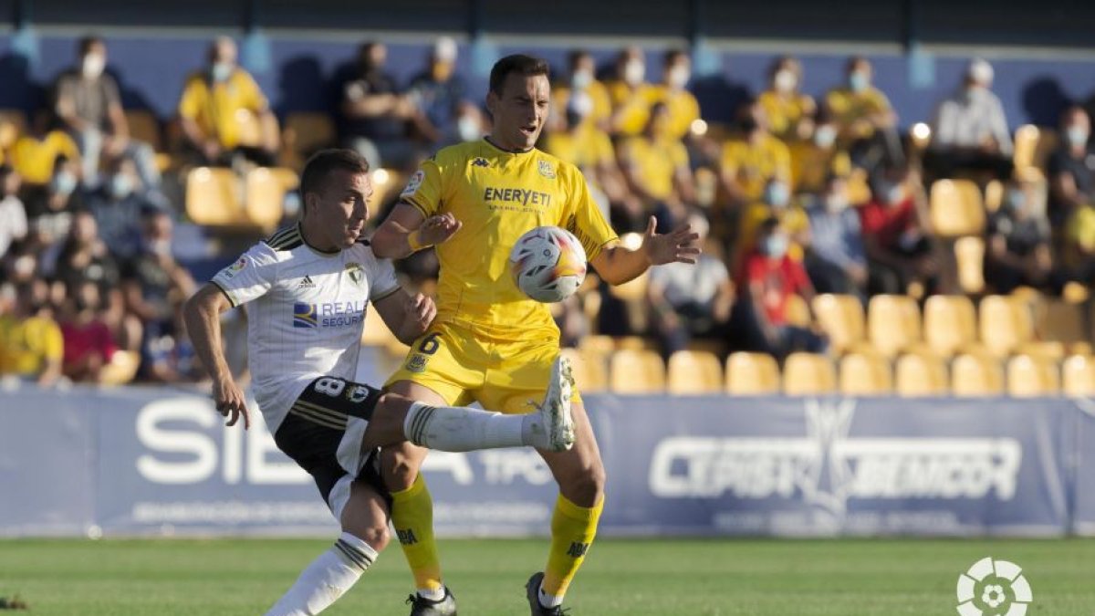 Valcarce se anticipa a su par en un lance del encuentro disputado en Alcorcón. LALIGA
