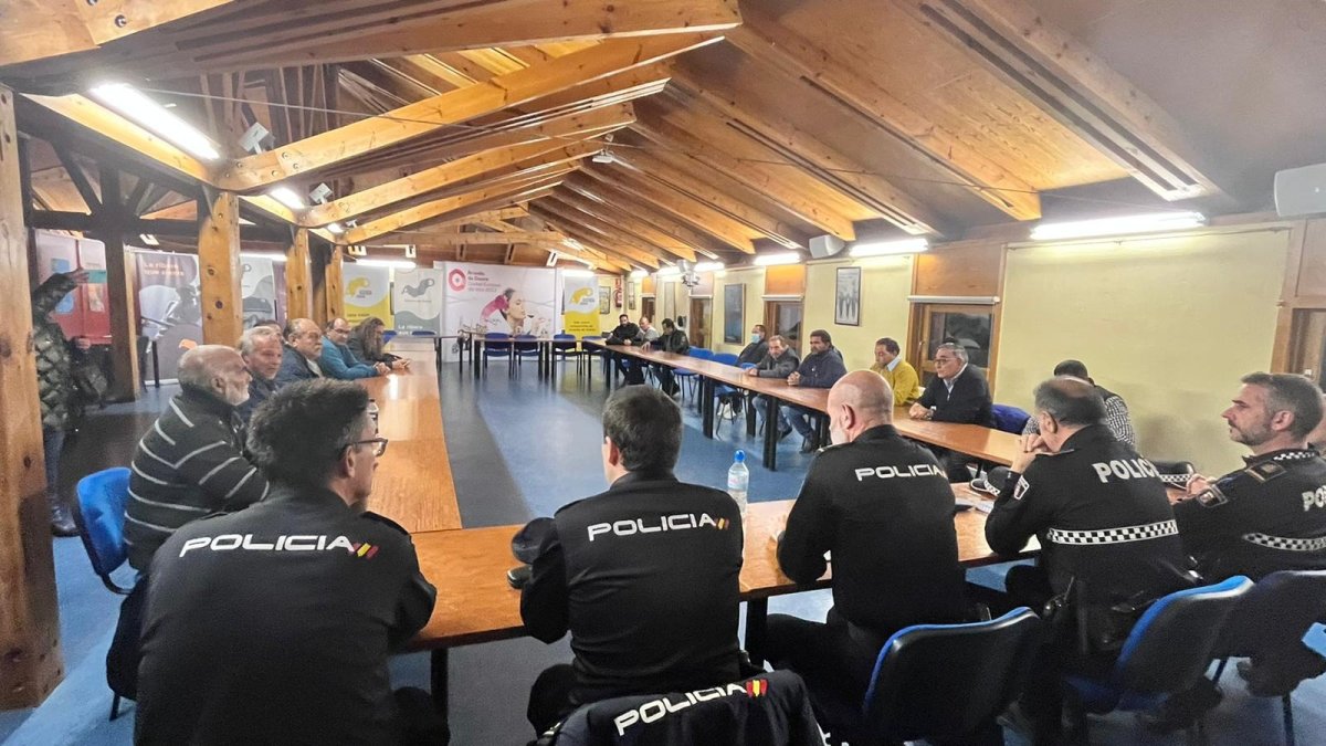 Imagen de la reunión que ha tenido la Policía Nacional con los representantes de la comunidad gitana en Aranda