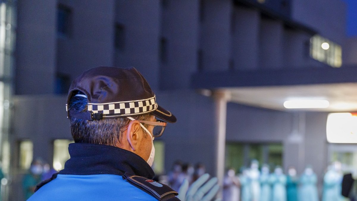 La Policía de Segovia se une a los aplausos del personal sanitario. - ICAL