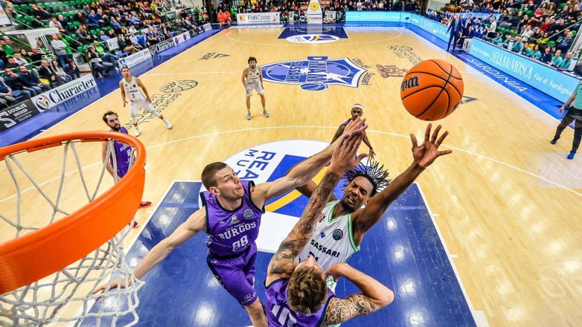 Imagen del primer partido de la serie que enfrenta al Sassari con el San Pablo. FIBA