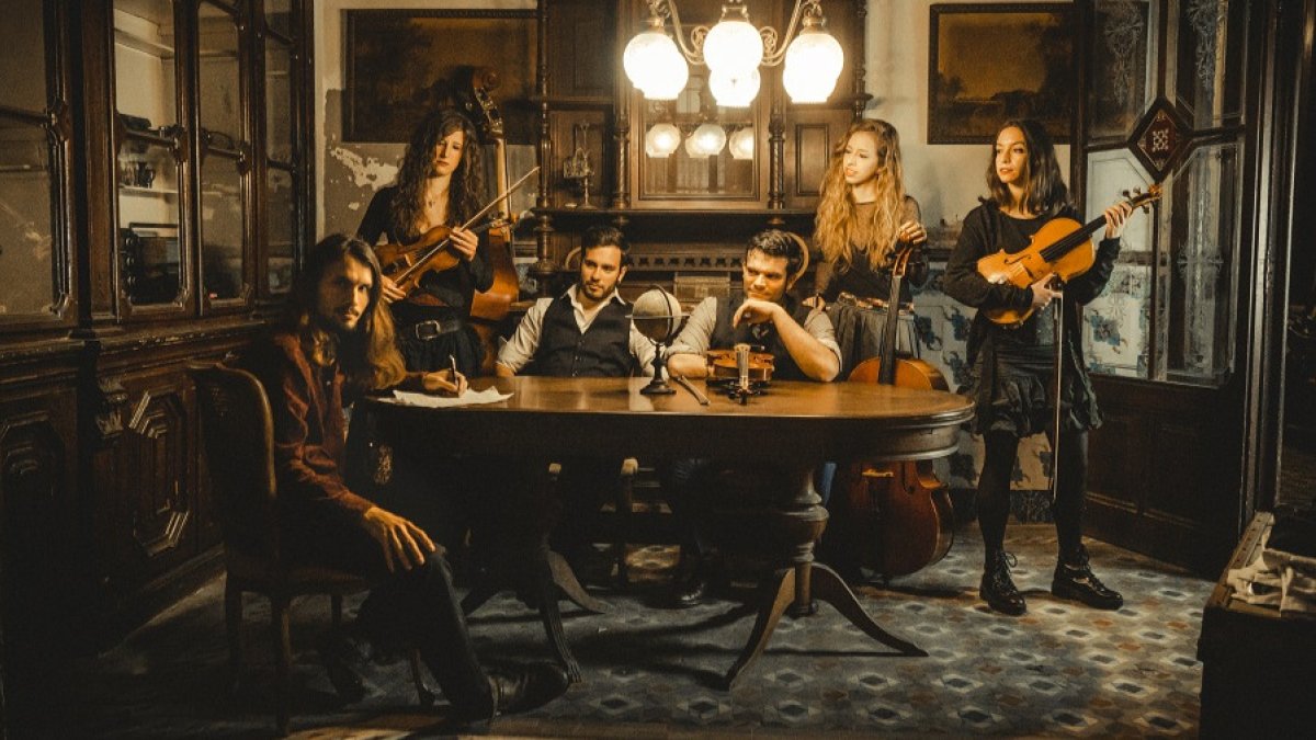 Barcelona Rock Strings. De izquierda a derecha, Jordi Font, Mireia Puigmal, Camil Piqué, Pere Nolasc, Núria Conangla y Aurora Matías. JOAN SANMARTÍ