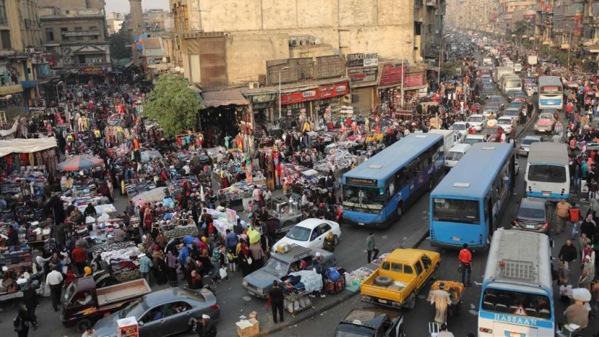 Escena de vida callejera en el distrito de al-Attaba, cerca del centro de El Cairo, el 12 de diciembre.-AFP / MOHAMED EL-SHAHED