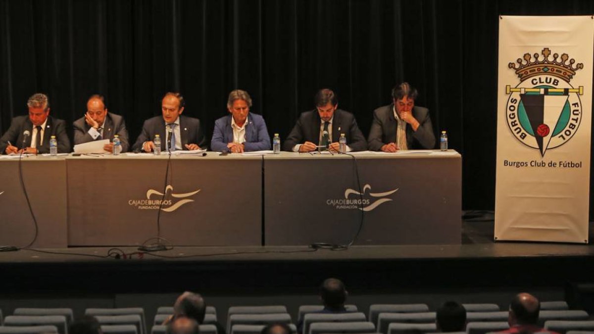 La directiva del Burgos CF da cuenta a los socios durante la última Asamblea-Raúl G. Ochoa