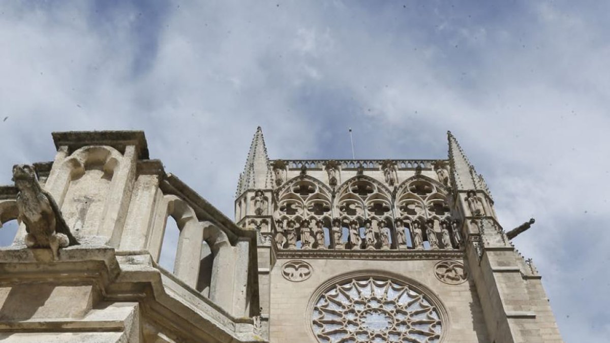 Dos personas ascienden por las escaleras de la Catedral.-RAÚL G. OCHOA
