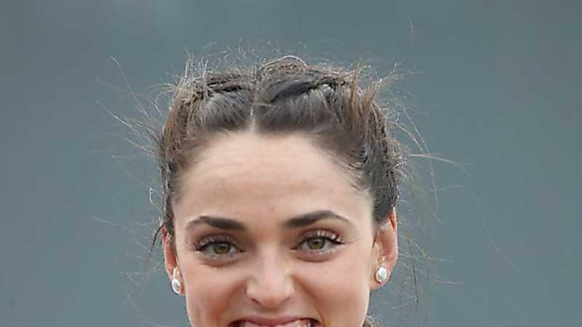 Celia Antón muestra la medalla de bronce que logró en Suecia.-RFEA.ES