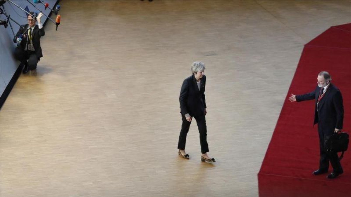 El embajador Tim Barrow se dirige a Theresa May después de que esta hablara con la prensa.-AP PHOTO ALASTAIR GRANT