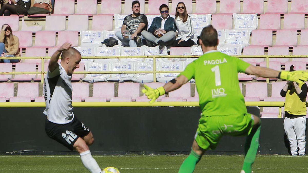 Borja Sánchez dispara a puerta en un partido disputado en El Plantío. RAUL G. OCHOA