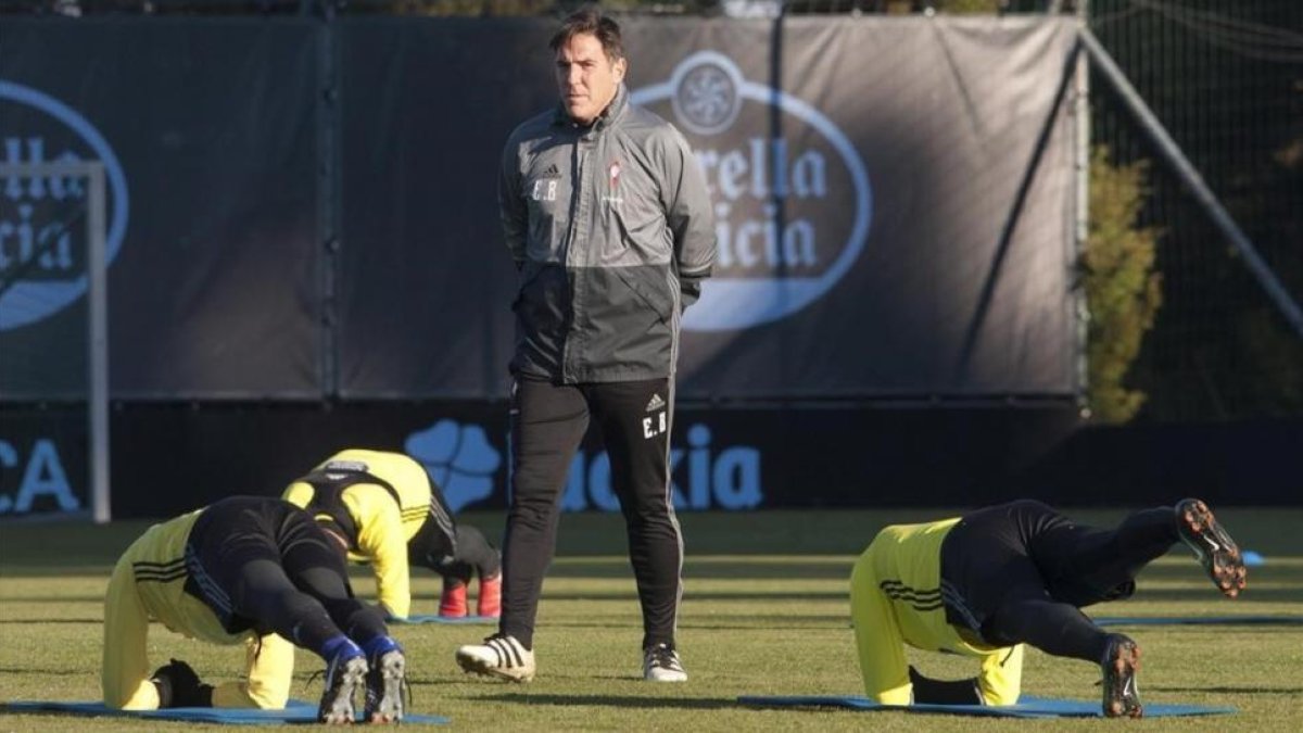 Eduardo Berizzo, durante el entrenamiento del Celta de esta martes en A Madroa.-EFE / SALVADOR SAS