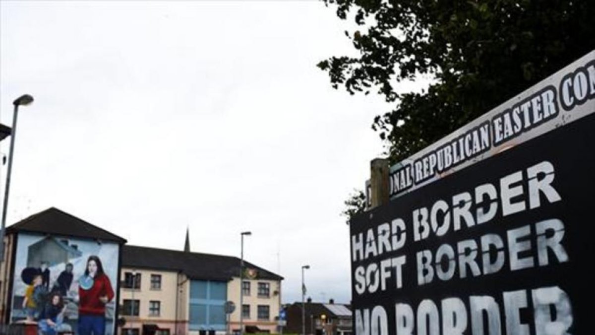 Un cartel con la leyenda Frontera dura, frontera blanda, ninguna frontera en Londonderry, en Irlanda del Norte.-REUTERS / CLODAGH KILCOYNE
