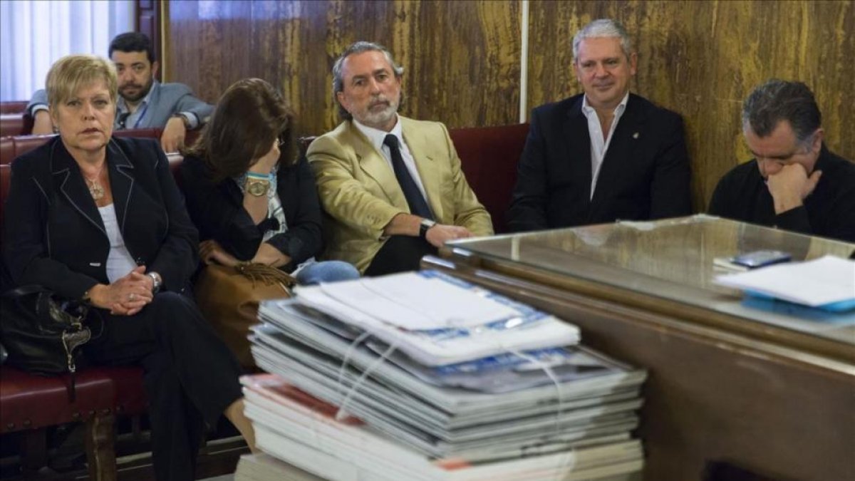 Imagen del juicio celebrado en Valencia sobre el 'caso Fitur' en la que aparecen Francisco Correa y Pablo Crespo, entre otros-MIGUEL LORENZO