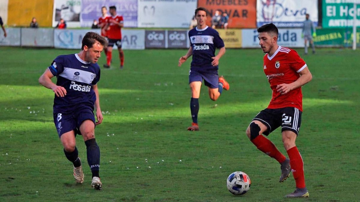 Raúl Navarro controla el balón en un lance del partido disputado en Miramar. BURGOS CF