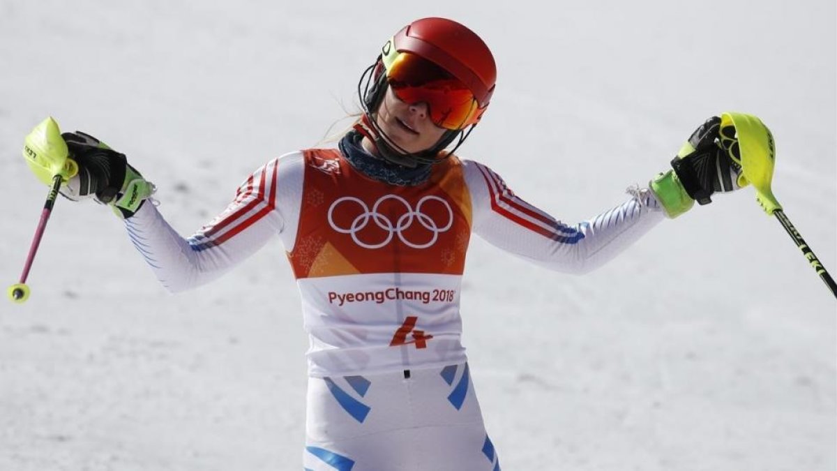 Mikaela Shiffrin se disculpa tras el eslalon femenino.-/ REUTERS / MIKE SEGAR
