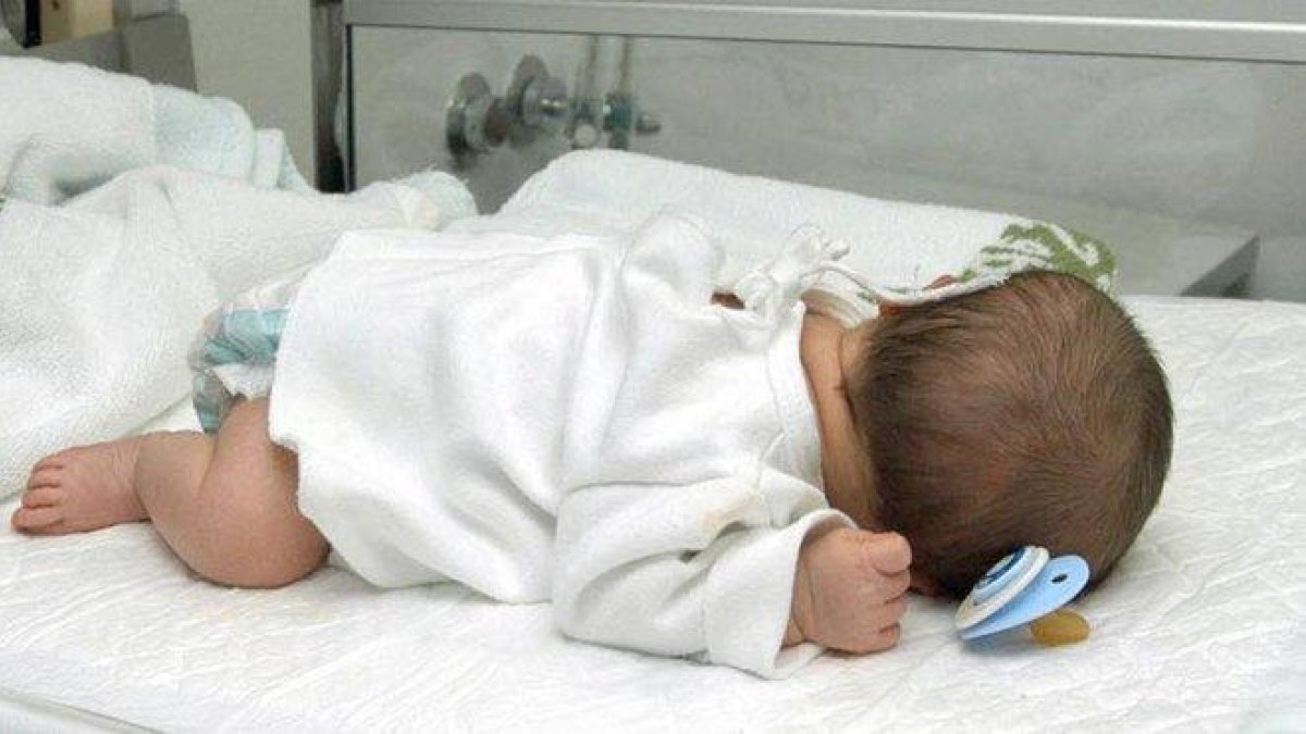 Un bebé ingresado en un hospital.-ENRIQUE ALONSO (EFE)