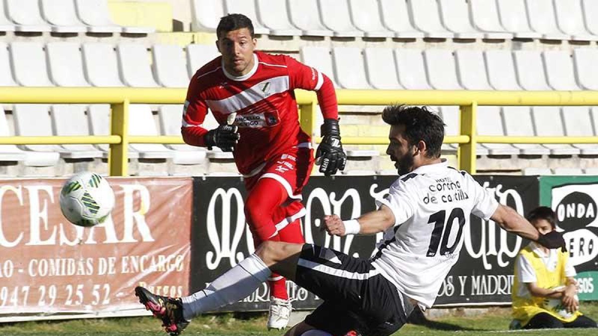 Chevi se lanza al suelo para rematar un balón en el choque del pasado domingo ante el Coruxo-Santi Otero
