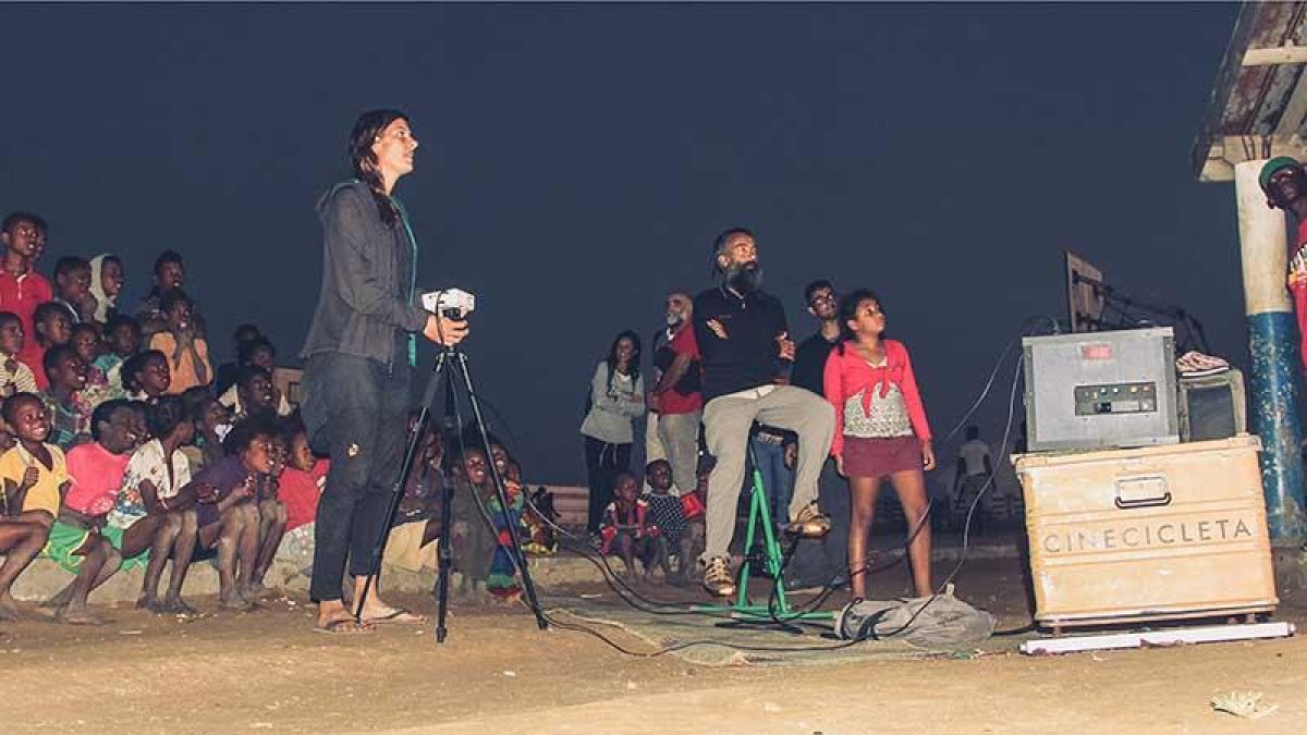 Isabel Segura y Carmelo López durante una de sus proyecciones cinematográficas en África.-CINECICLETA