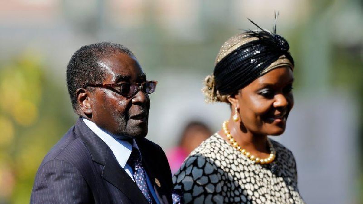 La pareja Robert y Grace Mugabe.-AFP / SIPHIWE SIBEKO