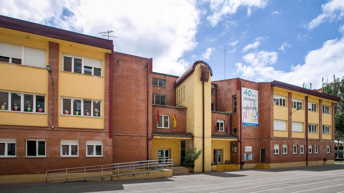 Fachada principal del Colegio Público de Educación Infantil y Primaria (CEIP) Fernando de Rojas. TOMÁS ALONSO