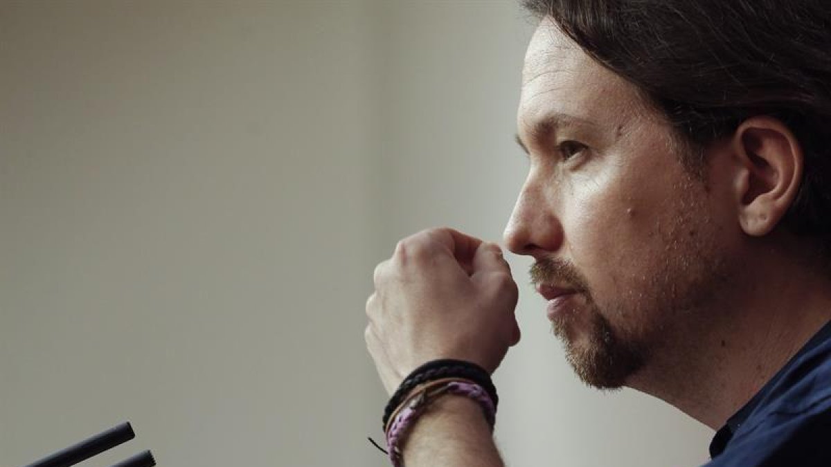 El secretario general de Podemos, Pablo Iglesias, durante la rueda de prensa que ha ofrecido hoy en el Congreso tras haber sido recibido esta mañana por el Rey.-EFE/Ballesteros