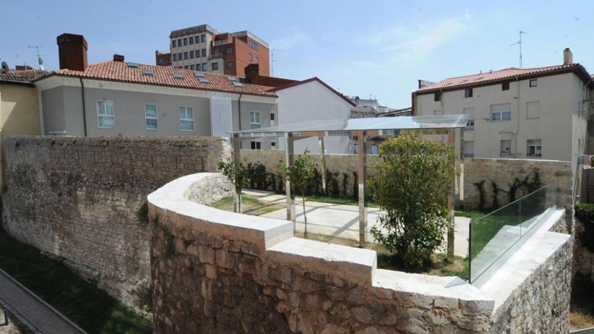 Imagen de archivo del cenador instalado en la muralla.-ISRAEL L. MURILLO