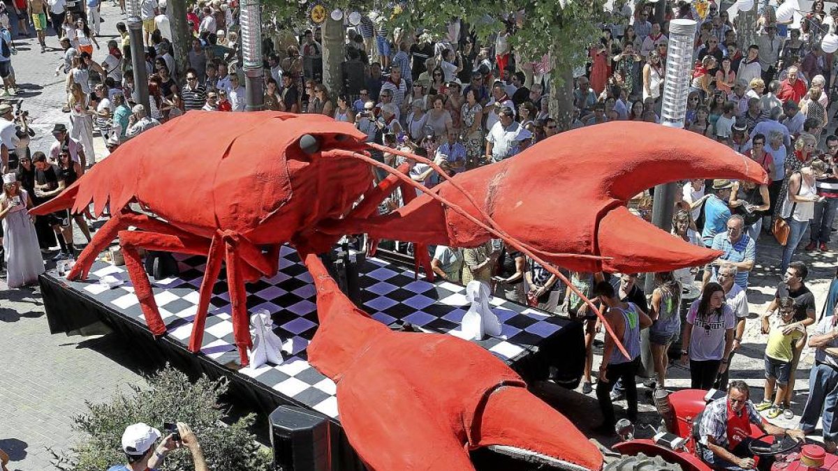 Un cangrejo gigante se pasea por las calles.-Ical