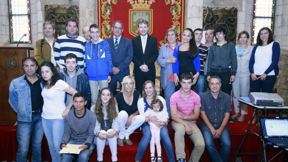 Foto de familia de los participantes en los últimos programas de formación con los responsables políticos.-RAÚL G. OCHOA