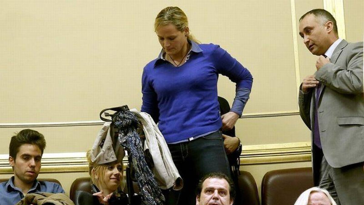 La capitana Zaida Cantera y su marido, el comandante José López, en la tribuna de invitados del Congreso, este miércoles.-Foto: DAVID CASTRO