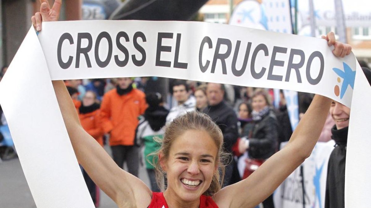 Clara Simal celebra una de sus victorias en El Crucero.-SANTI OTERO