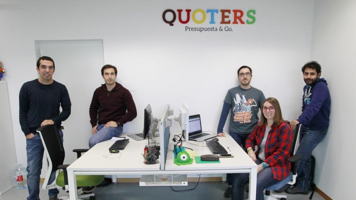 Vicente Noriega, Alfonso Fernández, Andrés Fernández, Carmen Álvarez y Jorge de la Mota en las instalaciones de la empresa en el Parque Científico de Valladolid.-J.M.LOSTAU
