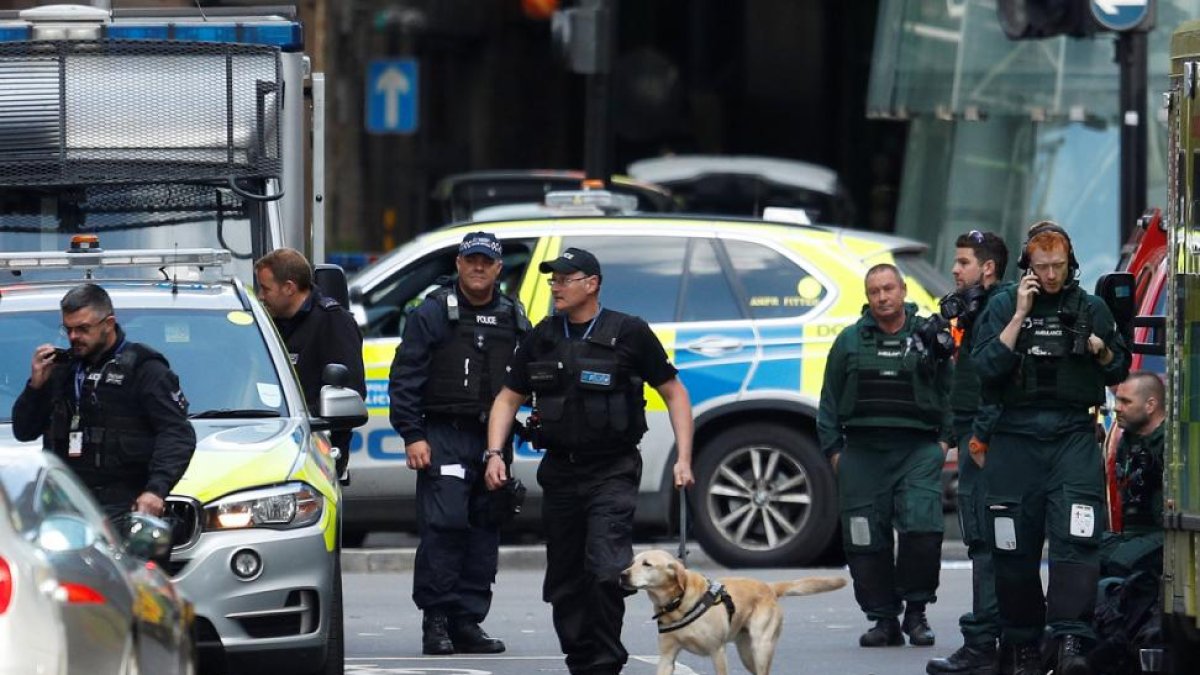 Agentes de policía británicos en el mercado de Borough en Londres, uno de los escenarios de los atentados terroristas del pasado 3 de junio.-PETER NICHOLLS