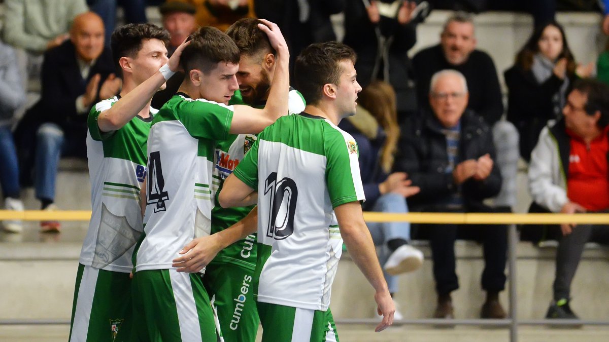 Los jugadores del conjunto arlequinado celebran un gol ante su público. TOMÁS ALONSO