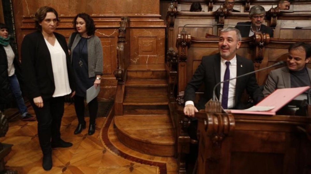 Colau y Collboni en el pleno de este viernes.-ALBERT BERTRAN