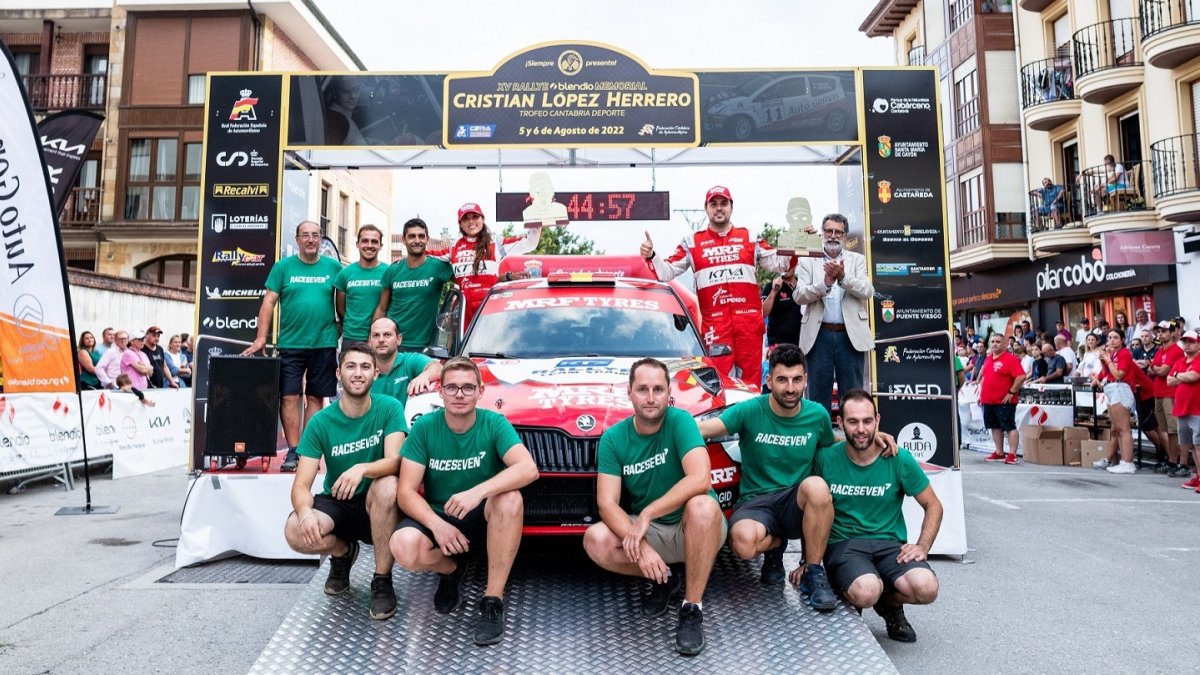 Efrén Llarena y Sara Fernández celebran su triunfo con los componentes de Race Seven. FEDERACIÓN ESPAÑOLA DE AUTOMOVILISMO