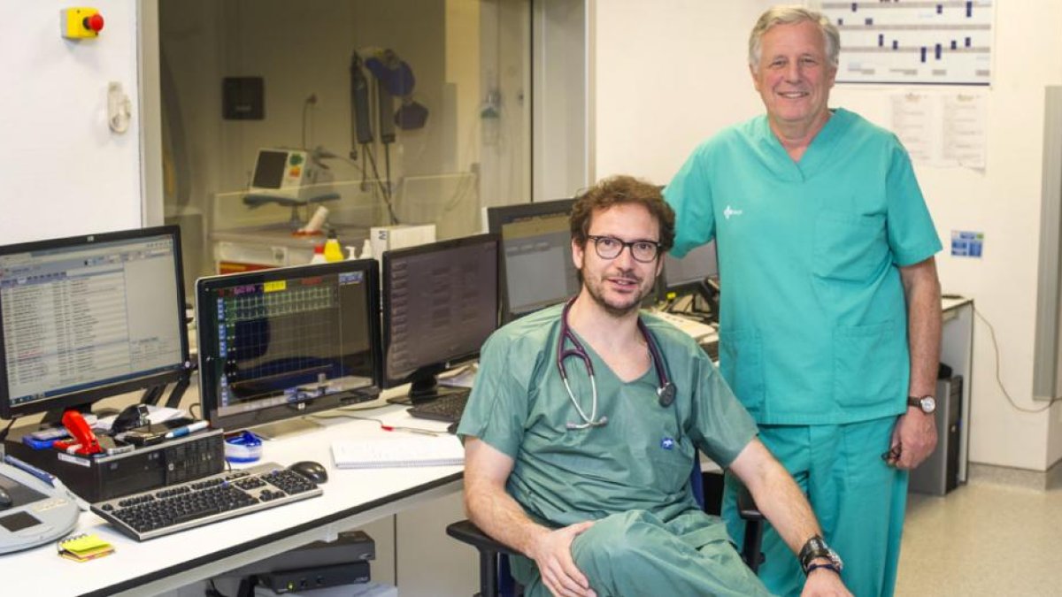 Los doctores José María Ayuela (de pie), jefe de sección de la UCI del HUBU, y Javier Robles, responsable de la Unidad de Hemodinámica.-ISRAEL L. MURILLO