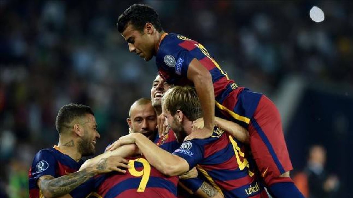 Los jugadores del Barça celebran el triunfo de la Suprcopa de Europa.-