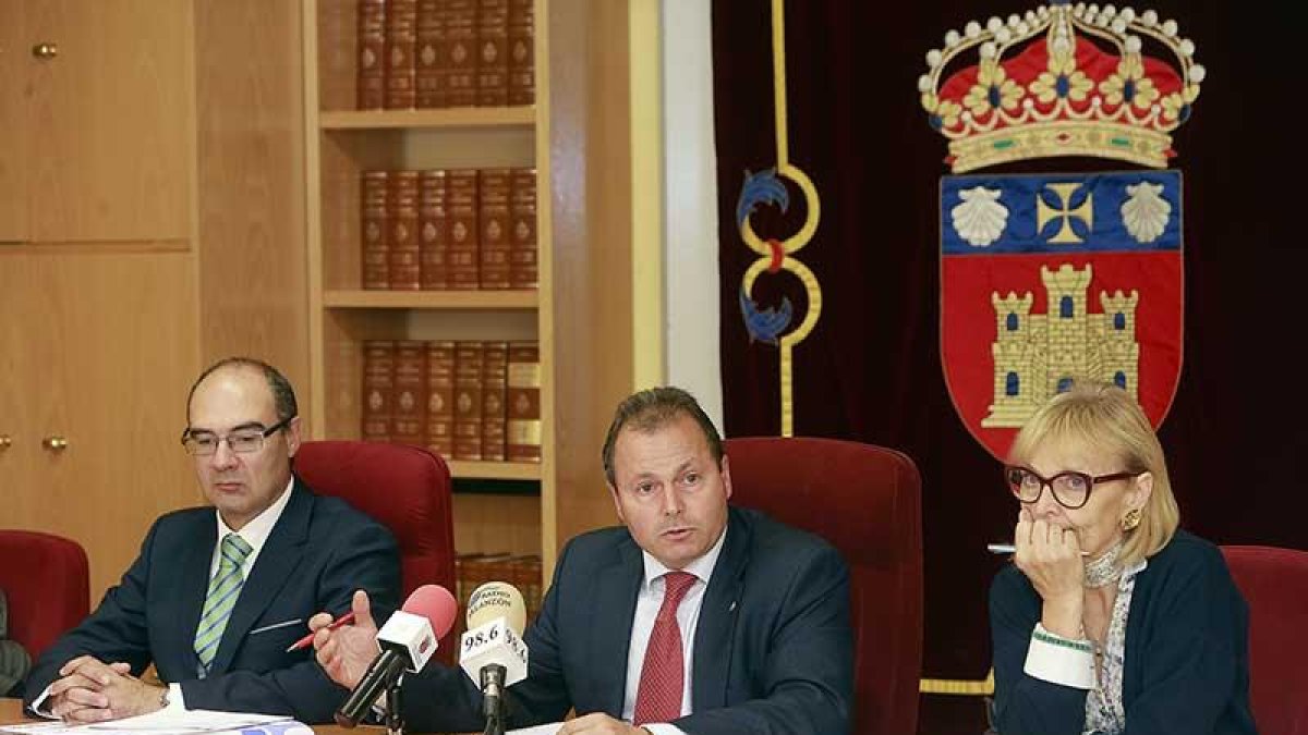 De izquierda a derecha, José María Cámara, Miguel Ángel Iglesias y Begoña Prieto.-RAÚL G. OCHOA