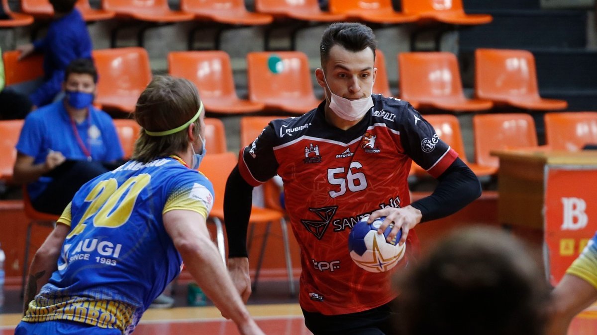 El partido de balonmano entre el UBU San Pablo y el Sarrià se jugó con mascarillas. SANTI OTERO