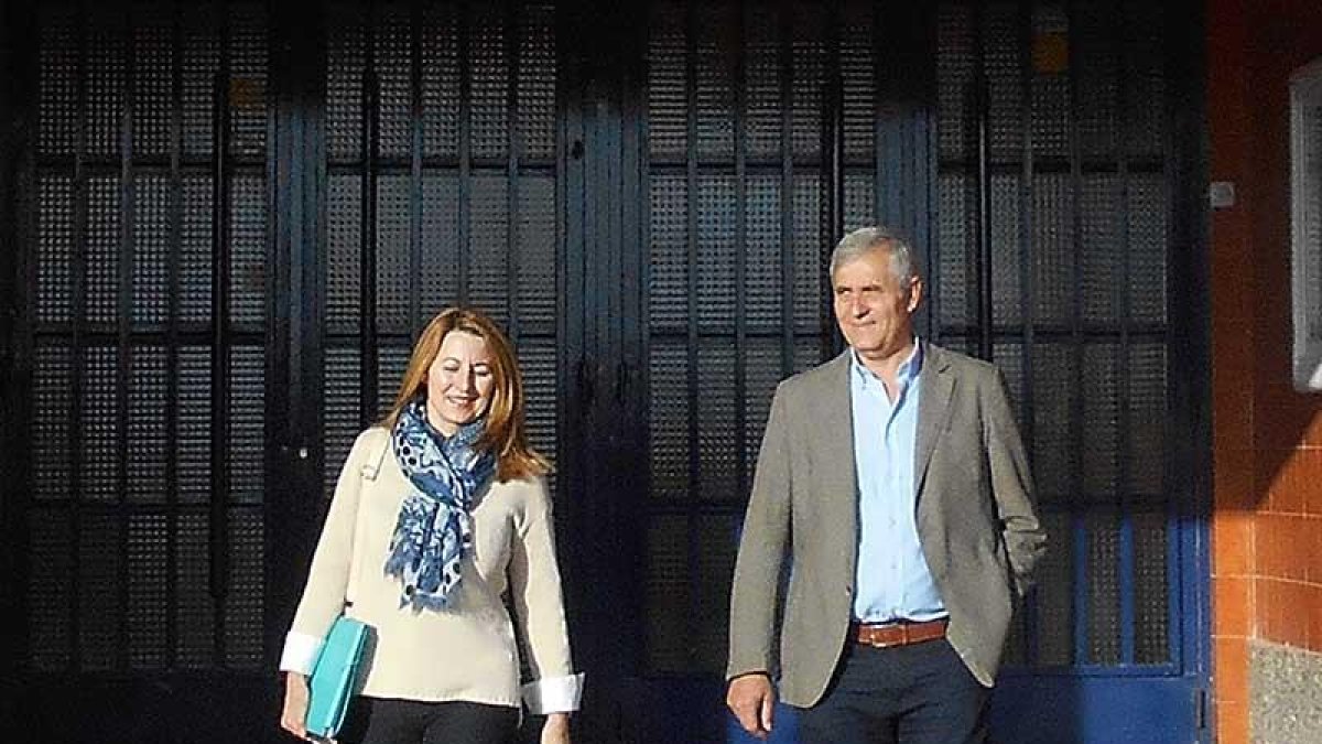 Celia Bombín y Alfono Sanz visitaron ayer el colegio de Santa Catalina.-L. V.