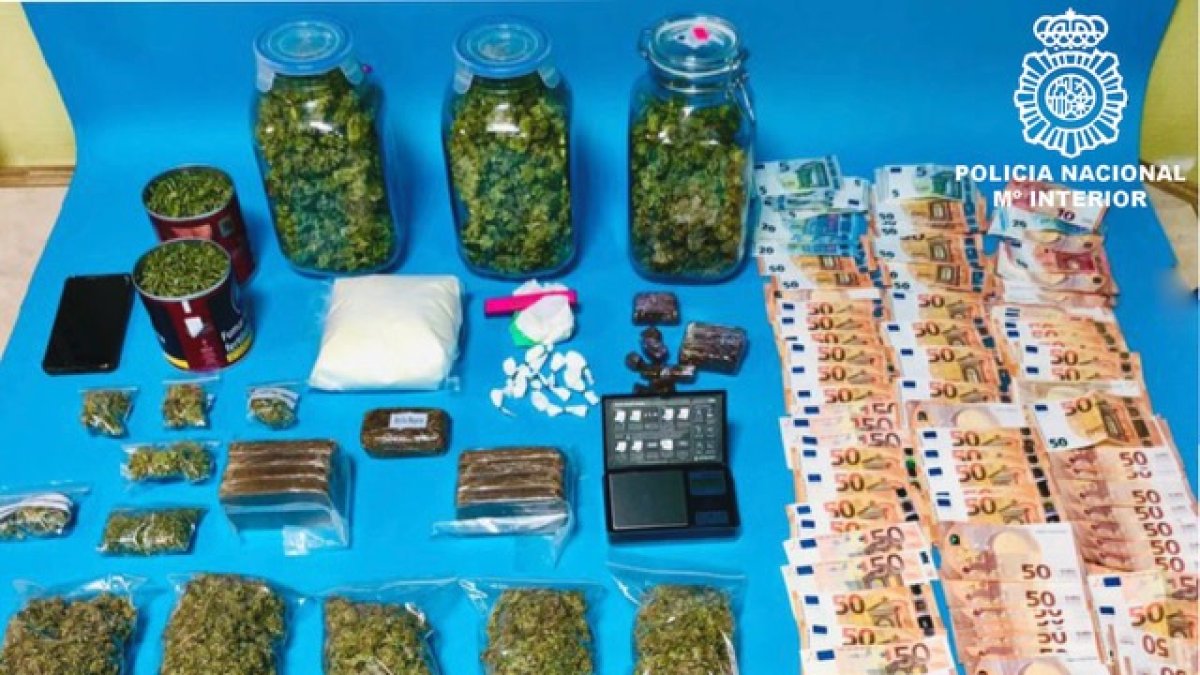 La Policía localizó 4.000 gramos de marihuana, 300 gramos de speed, distribuido en bolsas de plástico transparente y 1.040 gramos de hachís, además de una báscula de precisión y dinero en efectivo procedente del tráfico. ECB