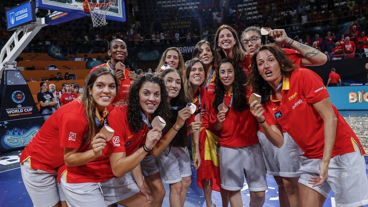 Las jugadoras de la selección muestran la medalla lograda en Tenerife-ALBERTO NEVADO (FEB)