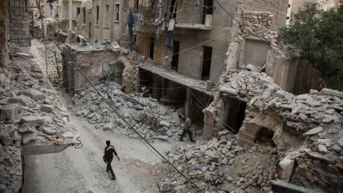 Un hombre camina entre los escombros en Alepo, este lunes.-AFP / KARAM AL-MASRI
