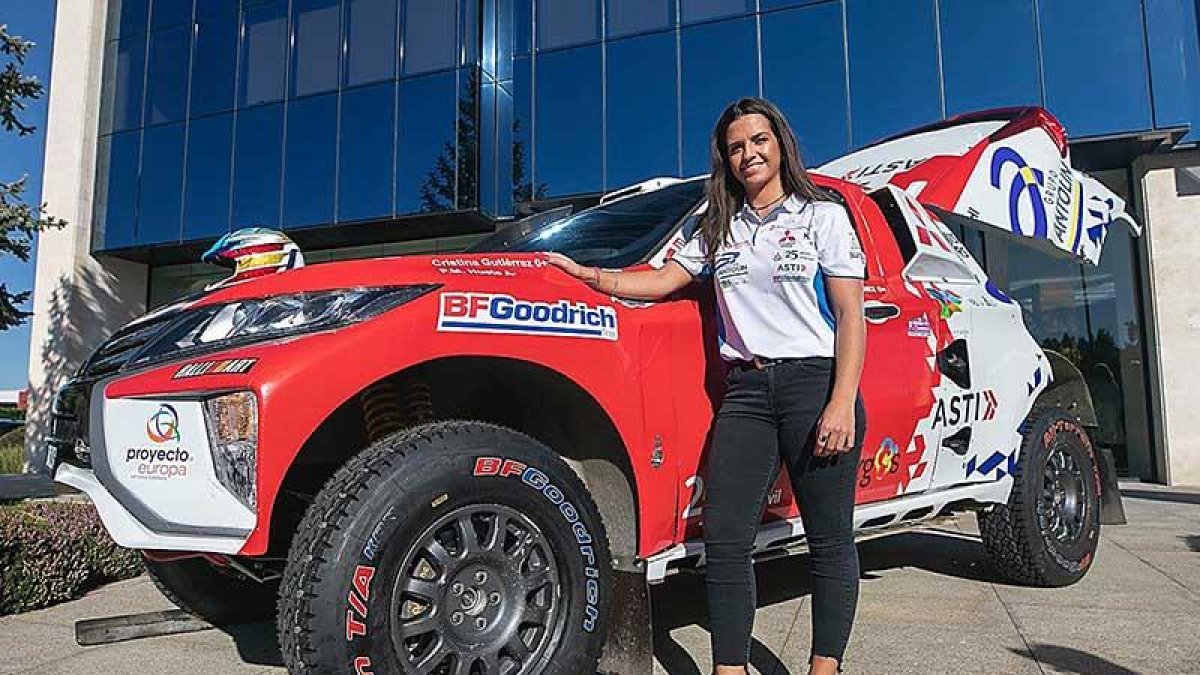 Cristina Gutiérrez posa junto a su Mitsubishi Eclipse Cross con el que competirá en el Dakar.-