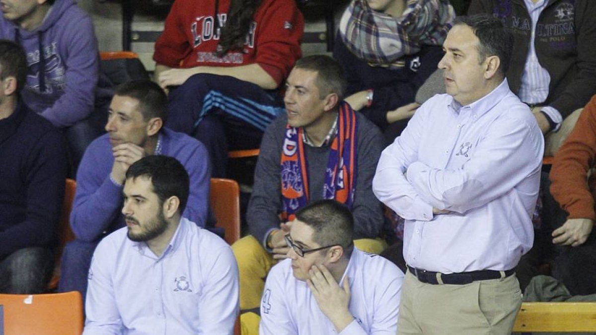 Andreu Casadevall sigue las evoluciones del juego durante un partido.-SANTI OTERO